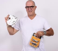 יוסי ישראל עם חלקי מנעול ודלת